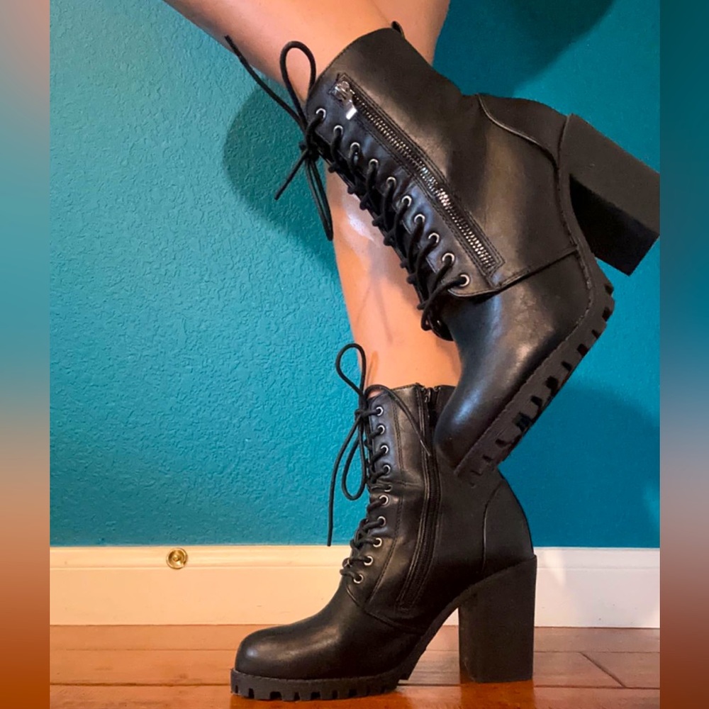 Heeled combat boots😍